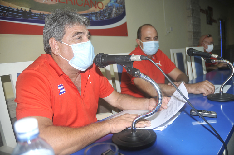 Ernesto Reinoso, comisionado nacional de béisbol, explicó algunos de los cambios para la venidera temporada. Foto: José Raúl Rodríguez Robleda