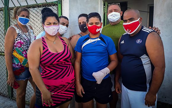 La familia de Leonis Mesa ha sido fundamental en su recuperación. Tanto sus padres como sus tíos. Foto: Joel García