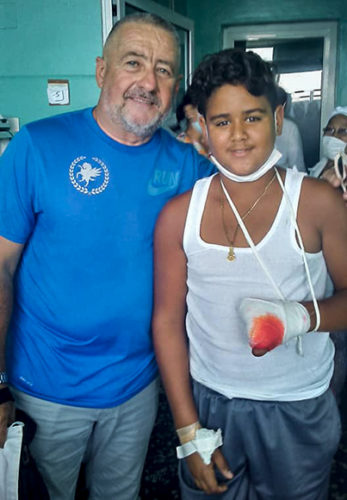 Javier Méndez fue el primer pelotero que llegó al hospital William Soler a ver a Leonis una vez que se enteró del accidente. Foto: Facebook de Leonis Mesa.