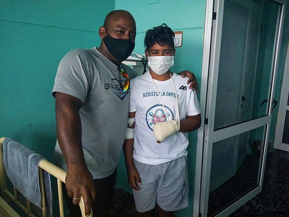 Otra sorpresa para Leonis fue la visita de Carlos Tabares en el hospital. Foto: Facebook de Leonis Mesa.