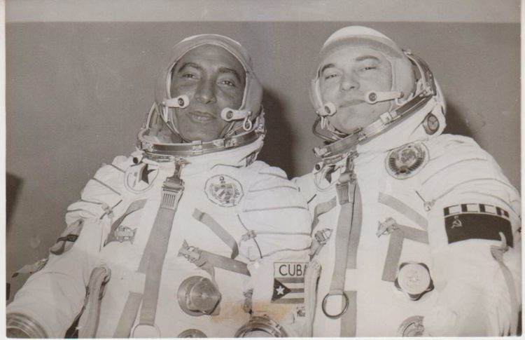 Arnaldo Tamayo junto a Yuri Romanenko