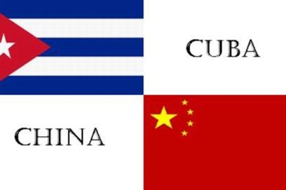 Felicita Esteban Lazo a destacados dirigentes de la República Popular China