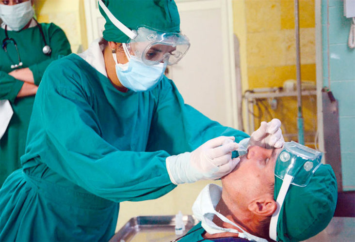 Profesionales de varias provincias brindan apoyo solidario en los hospitales de Ciego de Ávila y Morón. Foto: Osvaldo Gutiérrez