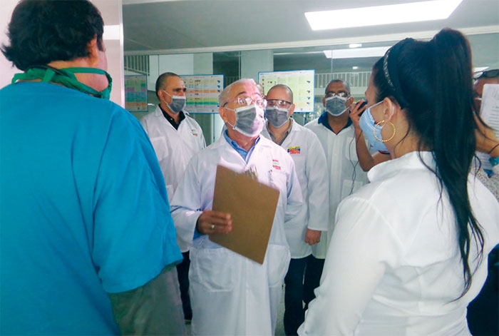 Fueron constantes los intercambios con colaboradores cubanos en las instalaciones sanitarias. Foto: Jorge Pérez Cruz