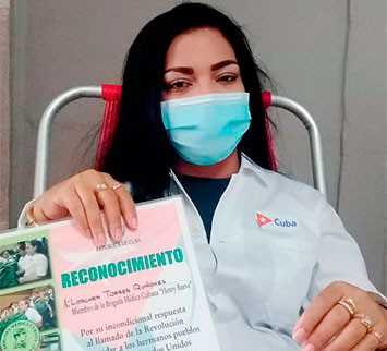 Entre los mayores orgullos de la doctora Lorchen está el diploma firmado por el Comandante en Jefe Fidel Castro Ruz que la reconoce como fundadora del Contingente Henry Reeve. Foto: Betty Beatón Ruiz