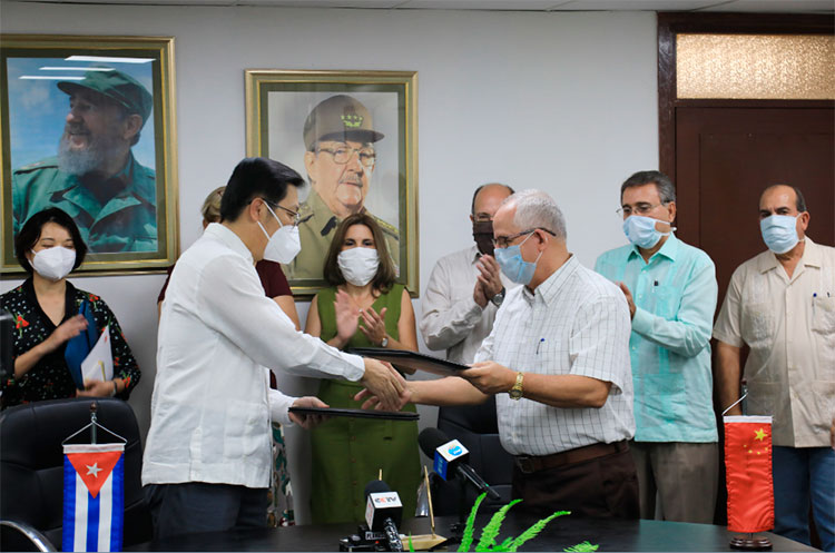 Chen Xi, Excelentísimo embajador de la República de China en Cuba, en el Ministerio de Salud Pública de Cuba coordinando el donativo de materiales de seguridad en apoyo a la lucha contra la COVID-19. Foto: Cortesía de la Embajada de China en Cuba