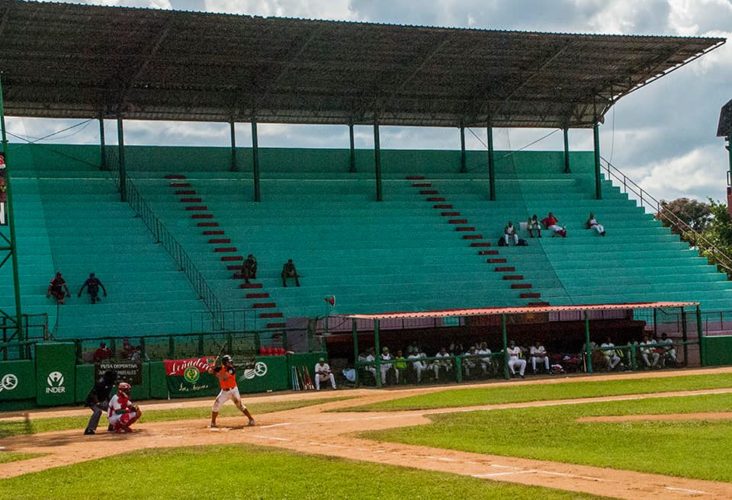 El estadio Julio Antonio Mella, de Las Tunas. Foto: István Ojeda