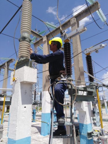 La reparación y el mantenimiento constante de sus torres caracterizan a la ECIE en Camagüey. Foto: Gretel Díaz Montalvo