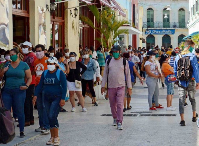 La aglomeración de personas aún es latente en las calles agramontinas, elemento que urge controlar para evitar un mayor contagio por la Covid-19. Foto: ACN