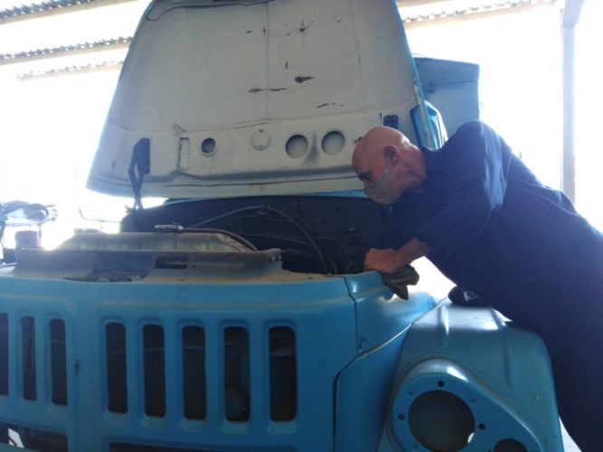 Los carros de la entidad son reparados y recuperados en el taller, donde choferes y mecánicos trabajan de conjunto para alistarlos lo más urgente posible. Foto: Gretel Díaz Montalvo