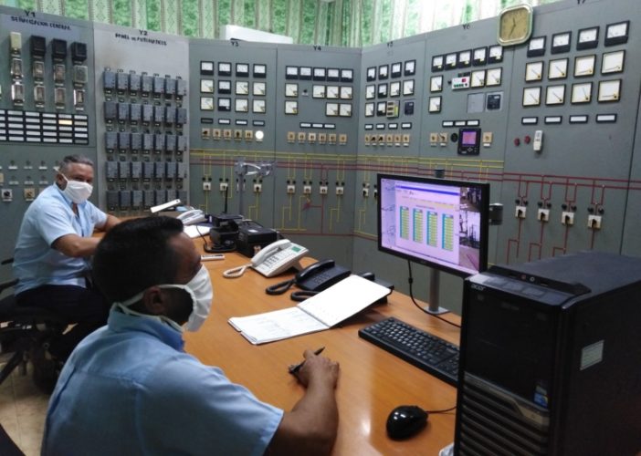 En el panel de control de la subestación dos hombres cada 12 horas se encargan del cuidado del cerebro de la subestación camagüeyana. Foto: Gretel Díaz Montalvo