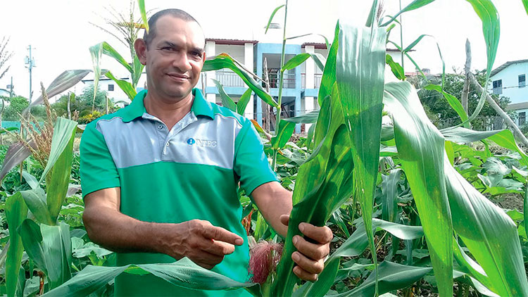 Juan Daniel se enorgullece de los frutos que le da su pedacito de tierra cultivada. Foto: Betty Beatón Ruiz