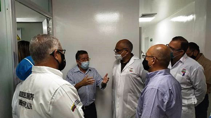 El Jefe de la Oficina de Atención a las Misiones Sociales de Cuba en Venezuela; el Ministro del Poder Popular para la Salud de Venezuela y el Jefe de la Misión Médica recorren áreas del laboratorio. Foto: José Alfredo Rodríguez Batista
