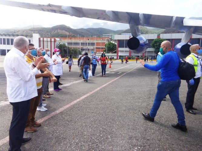 Autoridades de la Oficina de Atención a las Misiones Sociales de Cuba en Venezuela, la embajada y Misión Médica dieron la bienvenida. Foto: Jorge Pérez Cruz