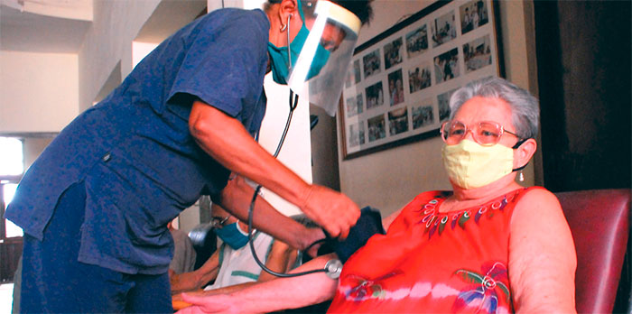 “Hace cinco meses que no vemos a la familia, el cuidado es grande, a veces pienso que nos llevan un poco recio, pero es necesario”, manifestó Mirella, quien ha encontrado felicidad en el hogar de ancianos Alfredo Gómez Gendra. Foto: Agustín Borrego