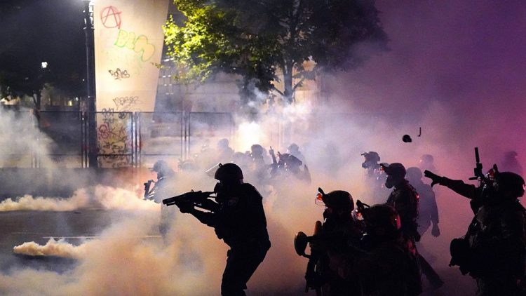 Este sábado se produjeron nuevos enfrentamientos entre la policía de Portland y algunos manifestantes, lo cual derivó en arrestos de una cantidad de personas no identificadas. Foto: Tomada de Télam