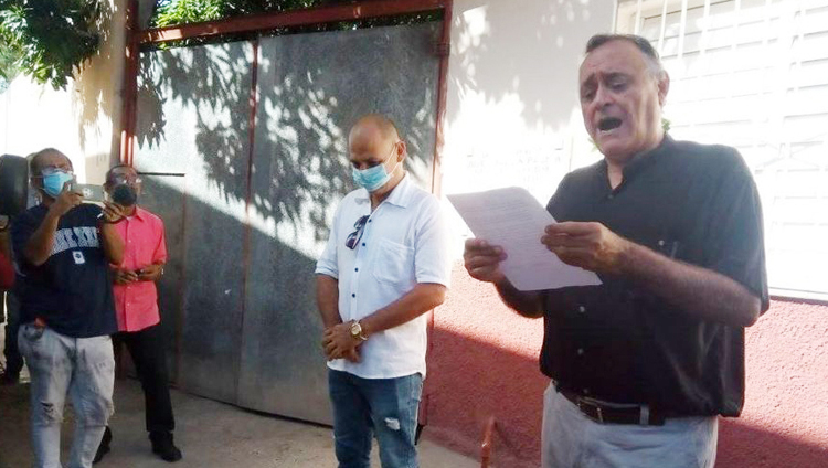 El reconocido poeta Luis Carlos Suárez dio lectura a las consideraciones del jurado. Al centro en la imagen, el laureado, Alexander Aguilar López. (Fotos tomadas de Facebook)