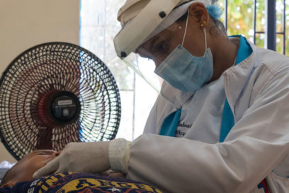 Piden mayor protección para trabajadores que combaten la COVID-19