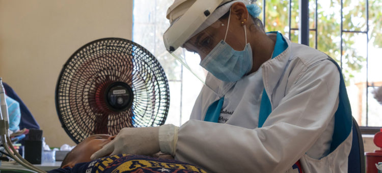 El 75 % de los trabajadores sanitarios contagiados en las Américas son mujeres, mientras Estados Unidos y México suman casi el 85 % de las muertes del personal sanitario, según la OPS. Foto: Noticias ONU