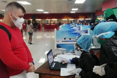 Realizan pruebas PCR a viajeros que arriban al aeropuerto José Martí