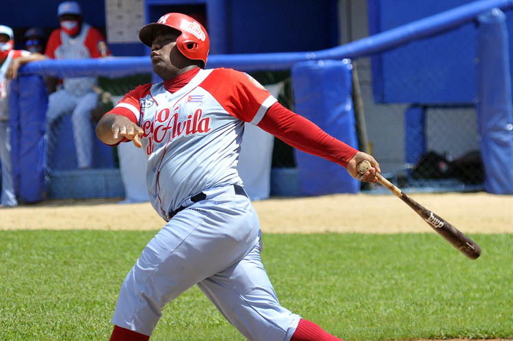 Osvaldo Vázquez tiene congelado hasta este 1 de octubre su jonrón 100. Foto: José Raúl Rodríguez Robleda