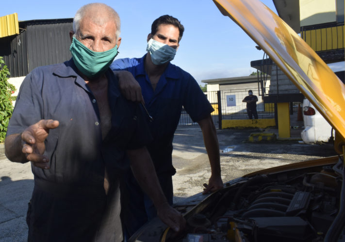 Juan Antonio Sandamil Barrios, mecánico automotriz, junto a su hijo. Foto: Agustín Borrego Torres