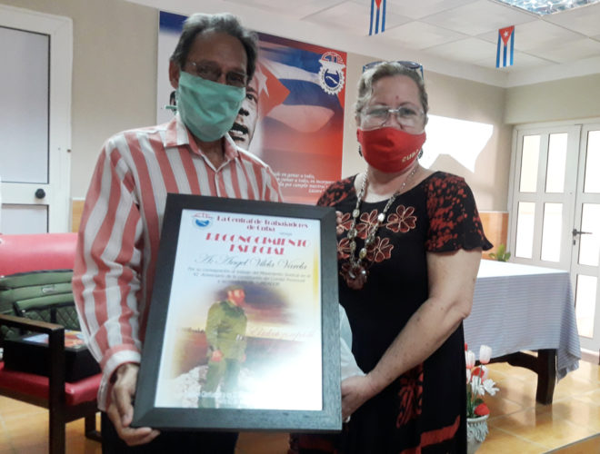 Ángel Vilela Varela, quien integró el primer Comité Provincial de la CTC en Cienfuegos y aún se mantiene vinculado al movimiento sindical, recibió un reconocimiento especial. Foto: Barreras Ferrán.