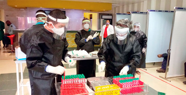 El equipo de salud del aeropuerto ensayó la toma de muestra de PCR, prueba que se realizará al ciento por ciento de la tripulación y viajeros. Foto: Noryis