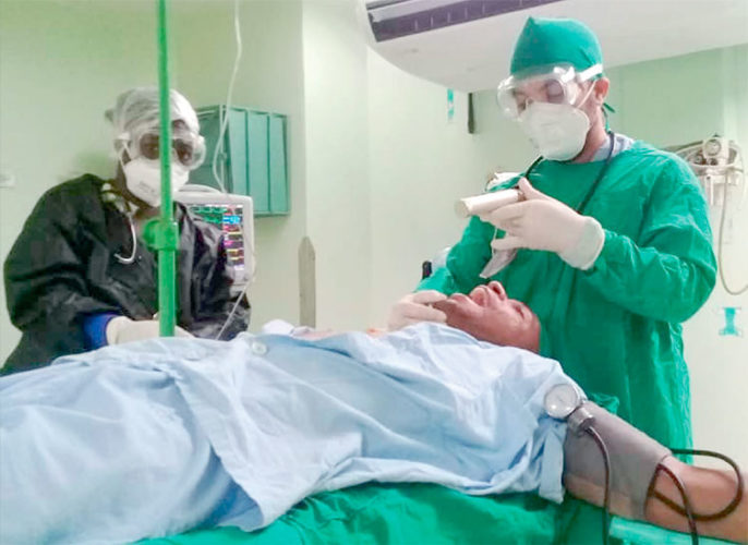 El joven médico tunero Armando D. Arjona entre los colaboradores de varias provincias. Foto: Cortesía del doctor Arjona