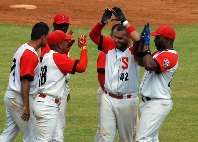 Los peloteros de Santiago de Cuba festejan. Foto: Jorge Luis Guibert García- Periódico Sierra Maestra