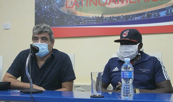 El comisionado nacional, Ernesto Reinoso, junto al lanzador Lázaro de la Torre. Foto: Boris Luis Cabrera.