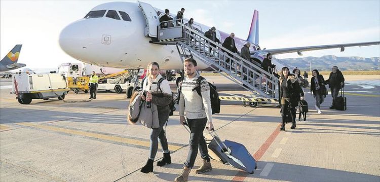 Solamente los desempleados en aerolíneas, aeropuertos y compañías aeroespaciales civiles podrían ascender a 4,8 millones a principios del 2021. Foto: Tomada de El Periódico Mediterráneo