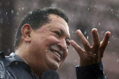 Y sigue Chávez, de pie con todos (+ Fotos)