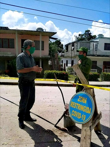 En Sancti Spíritus se mantiene una compleja situación epidemiológica ante el actual rebrote de COVID-19 por lo que varias áreas residenciales se mantienen con restricción de movimiento. Foto: Carlos León Reyes, perfil de Facebook