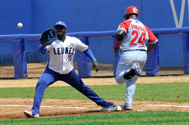 La 60 Serie Nacional de Béisbol sigue a puertas cerradas. Foto: José Raúl Rodríguez Robleda