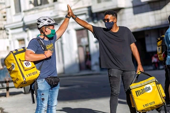 Mensajeros de Mandao trabajando durante la COVID-19. Fuente: Página de Facebook de Mandao