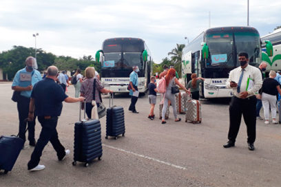 Llegan primeros turistas internacionales al balneario de Varadero