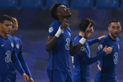 Chelsea gana y se acerca al liderato