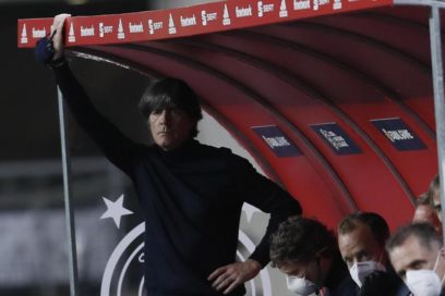 Löw dice que hay que cuestionarse todo