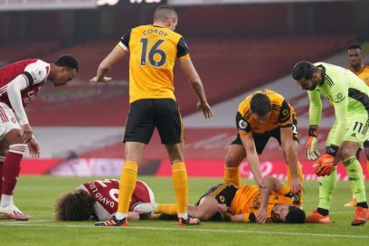 Raúl Jiménez retirado de la cancha con respirador