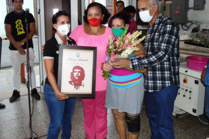 Entregan certificado de Proeza Laboral a dos colectivos en Cienfuegos