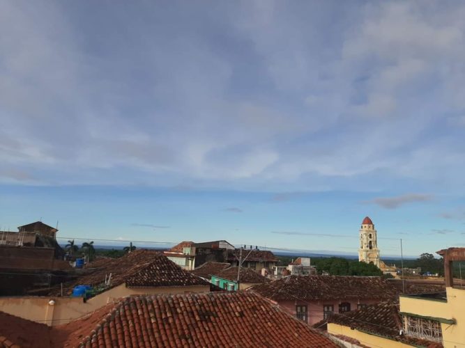 En Sancti Spíritus no se reportan daños significativos tras el paso de la tormenta tropical Eta y el sol salió este domingo en casi toda la provincia, así sucedió en La ciudad de Trinidad. Foto: Mairelys Valdivia