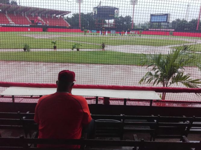 El Estadio Guillermón Moncada complemente mojado. Foto: Roberto Morejón