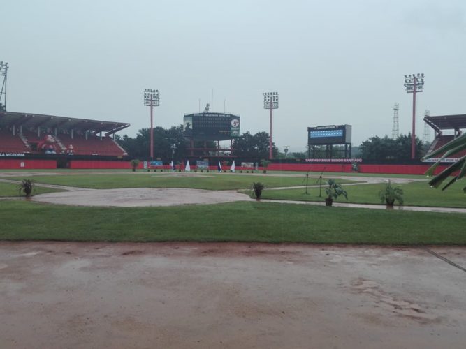 El Estadio Guillermón Moncada complemente mojado. Foto: Roberto Morejón