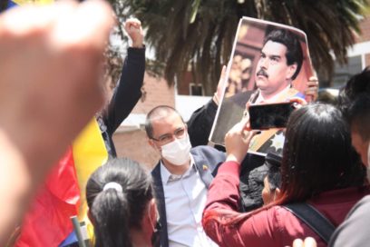 Delegación venezolana encabezada por Jorge Arreaza recupera su embajada en la Paz (+ Fotos y Videos)