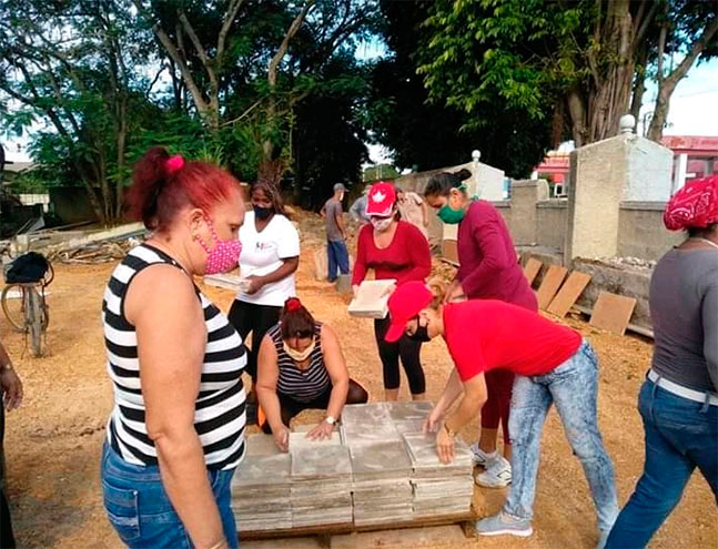 En los 10 municipios avileños se realizaron labores voluntarias este 22 de noviembre. Las acciones en la capital provincial se realizaron en la Empresa de Materiales de la Construcción. Foto: Mariset Hernández