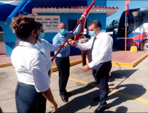La Sucursal TRANSTUR Trinidad recibió la Bandera de Vanguardia Nacional, lo que avalada la eficiencia en la gestión económica y sindical de ese colectivo. Foto: Yuleiky Obregón Macías