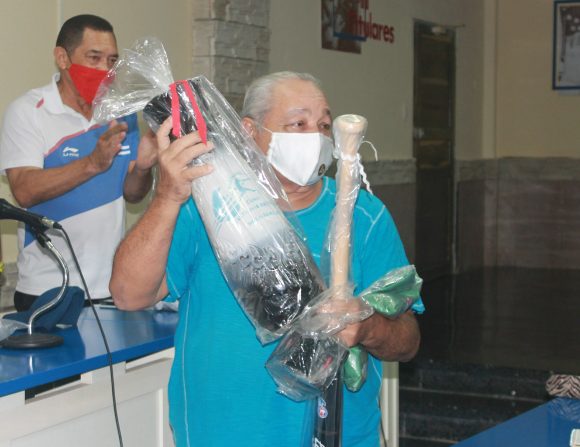El padre de Yaser Julio González recibió los regalos para su hijo por haber sido seleccionado MVP de la semana.Foto: Boris Luis Cabrera