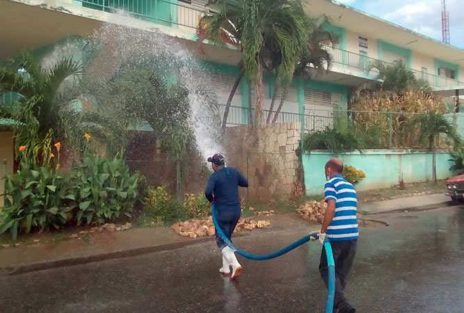 La desinfección de áreas públicas con agua clorada es una de las acciones que se materializan en Santiago de Cuba. Foto: Aris Arias