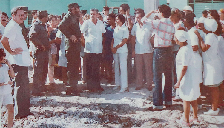 El Comandante en Jefe supervisa en el terreno la construcción de la sala de terapia intensiva. Foto: Cortesía del doctor José Antonio González Valdés